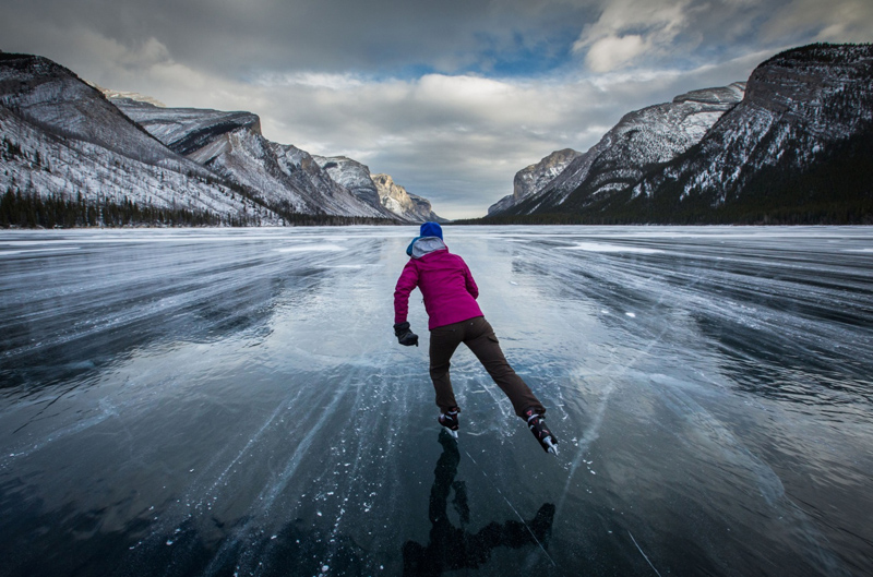 Stunning-Frozen-Air-Bubbles-at-Abraham-Lake-Canada_designrulz-1