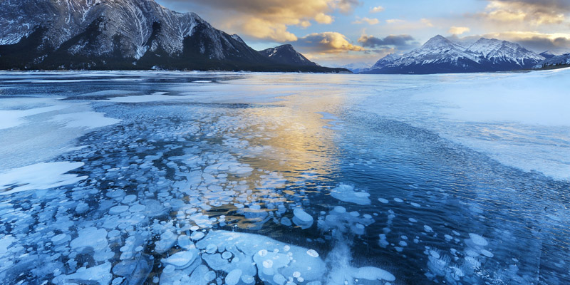 Stunning-Frozen-Air-Bubbles-at-Abraham-Lake-Canada_designrulz-9