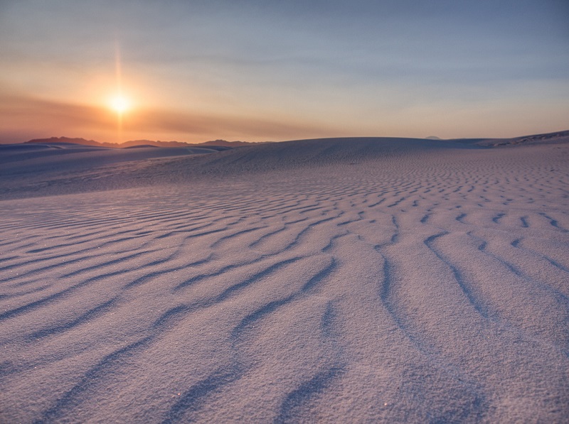 12-Гипсовые кристаллы Фарфоровой пустыни сияют, словно снег, в лучах солнца