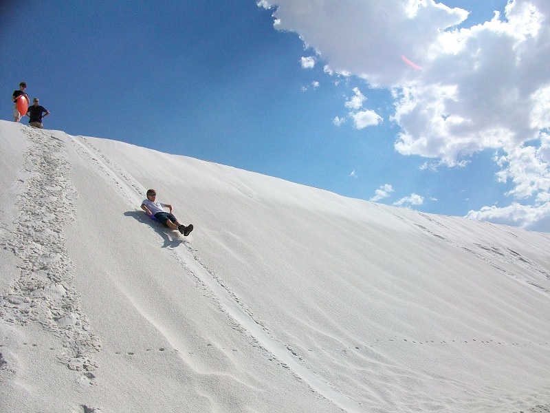 9-Посетители катаются на специальных санках в пустыне Белых Песков