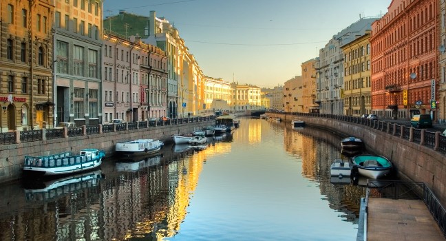 canal-boats-neva-river-st-petersburg-russia_main